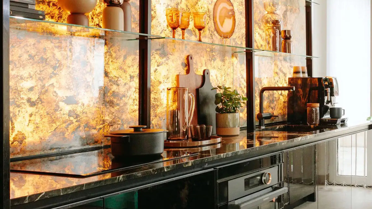 Une crédence de cuisine réalisé avec notre modèle Stoneleaf Translucide Prague