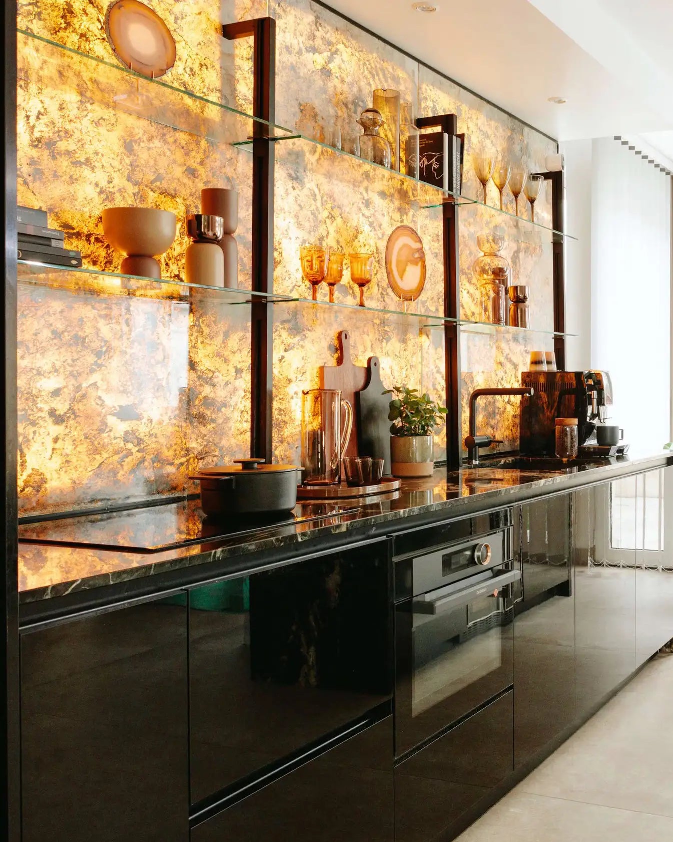 Une crédence de cuisine réalisé avec notre modèle Stoneleaf Translucide Prague
